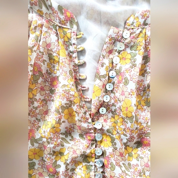 Dress Forum| Cropped Button-Up Floral Blouse - Picture 2 of 4